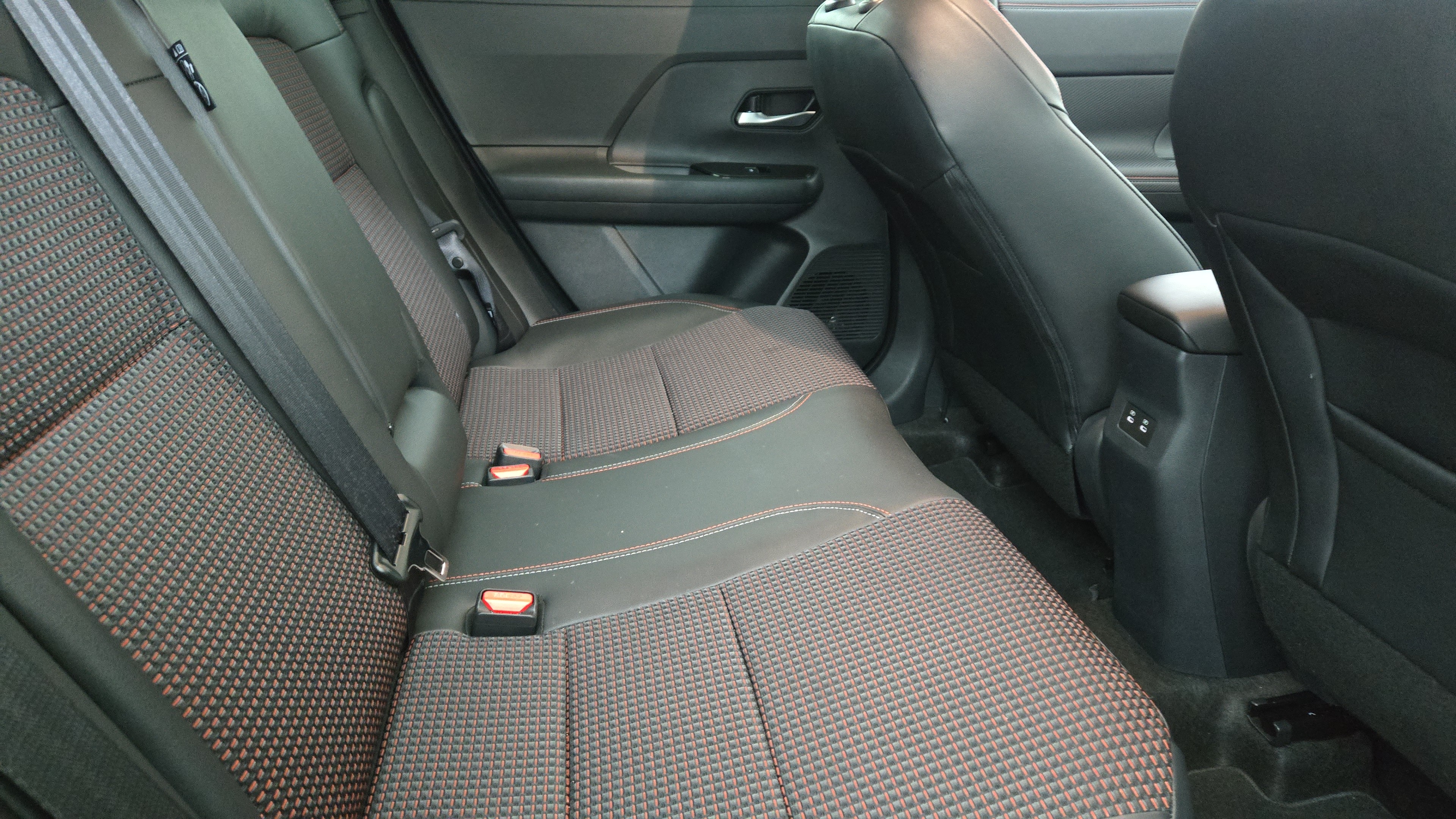 New Yuzu Yellow Metallic/Super Black 2026 Nissan Kicks SR for Sale